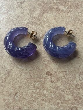 Vintage Avon Frosted Amethyst Purple Lucite Carved Leaf Hoop Earrings Signed AV
